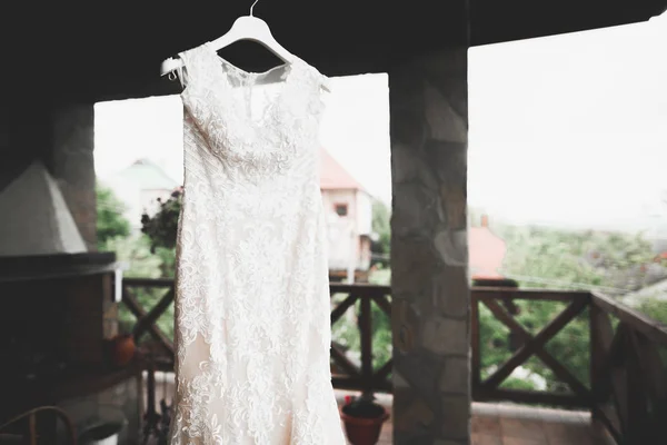 La robe de mariée parfaite sur un cintre — Photo