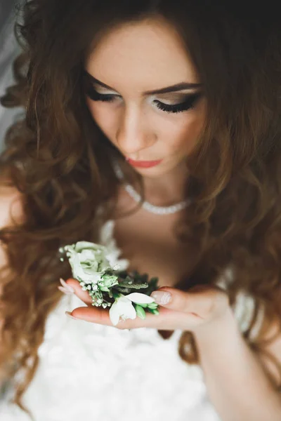 Portrait of beautiful bride with fashion veil at wedding morning. Gaun pernikahan . — Stok Foto