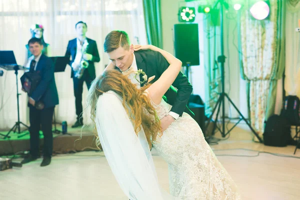 Hermosa pareja de boda caucásica acaba de casarse y bailar su primer baile —  Fotos de Stock