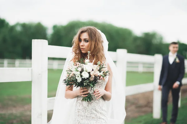 Portrait de heureux couple nouvellement mariage avec bouquet — Photo