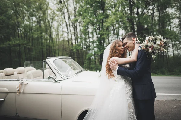 Просто подружня пара в розкішному ретро-автомобілі на їх день весілля — стокове фото