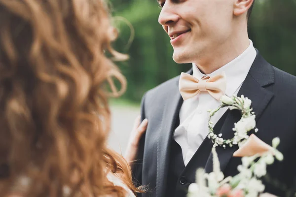 Novia feliz y novio posando después de la ceremonia de boda — Foto de Stock