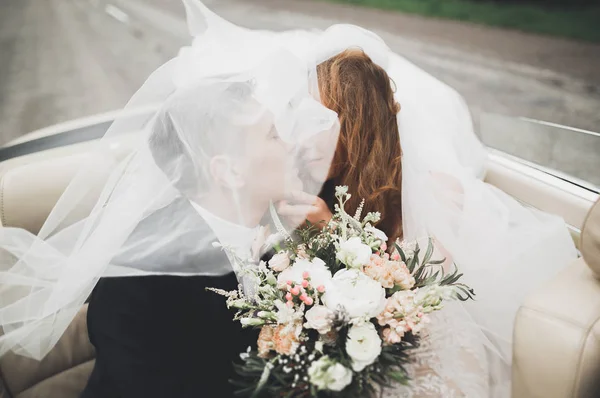 Juste un couple marié dans la voiture de luxe rétro le jour de leur mariage — Photo