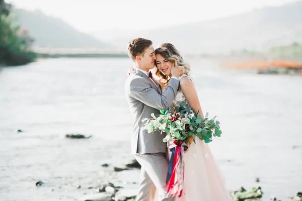 Küssendes Hochzeitspaar im Frühling in Nahaufnahme — Stockfoto