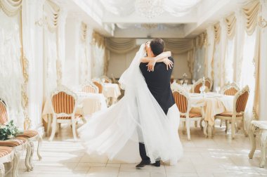 Romantik Çift dans ve onların düğününde öpüşme