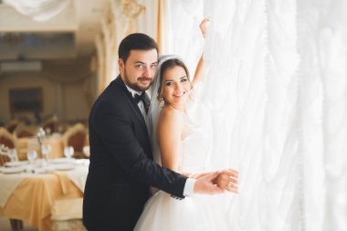 Muhteşem damat yavaşça sarılma şık gelin. Lüks düğün çift şehvetli an