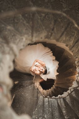 Muhteşem elbiseli güzel gelin merdivenlerde yalnız kalır