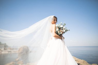 Güzel arka plan denize sıfır poz beyaz gelinlikle çok güzel gelin