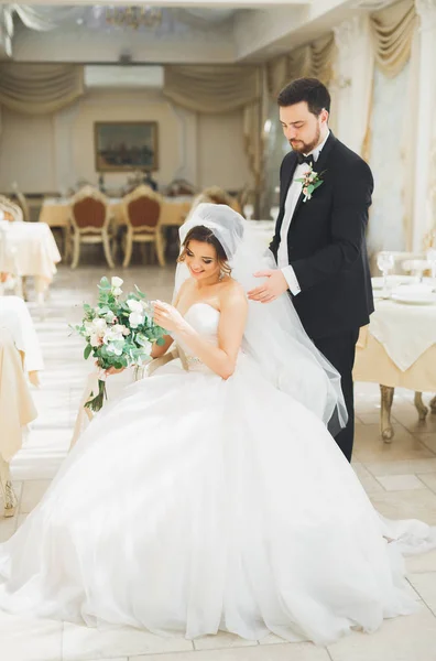 Bröllop fotosession av nygifta par poserar i ett vackert hotell — Stockfoto