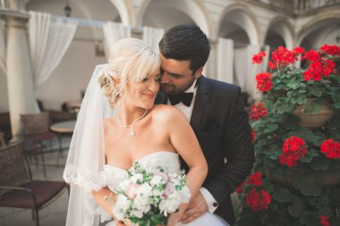 Mutlu yeni çift ile buket düğün portre