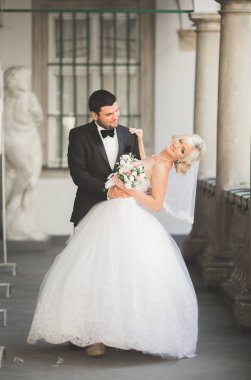 Mükemmel bir çift gelin ve damat düğün günlerinde poz verip öpüşürler.