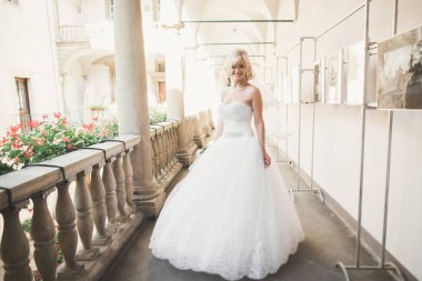 Eski şehirde poz lüks beyaz elbise ile harika gelin