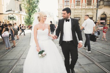 Mükemmel bir çift gelin ve damat düğün günlerinde poz verip öpüşürler.