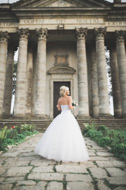 Mükemmel gelinlik ve buket eski kale poz ile güzel zarif gelin