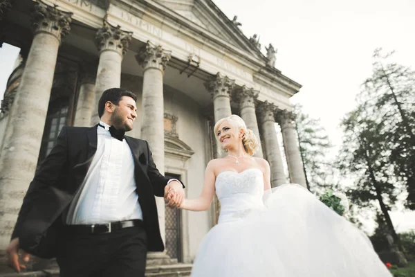 Feliz casamento casal abraçando e beijando no fundo velho castelo — Fotografia de Stock