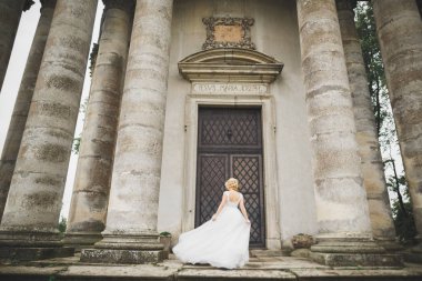 Zarif beyaz elbiseler içinde güzel bir gelin