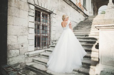 Zarif beyaz elbiseler içinde güzel bir gelin