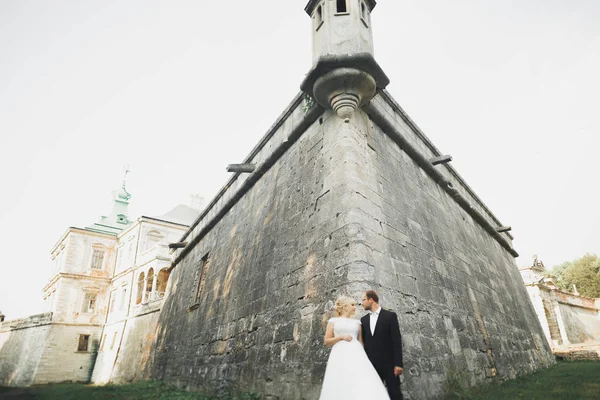 İnanılmaz mutlu nazik stil güzel romantik beyaz çift arka planda antik barok kalesinde — Stok fotoğraf