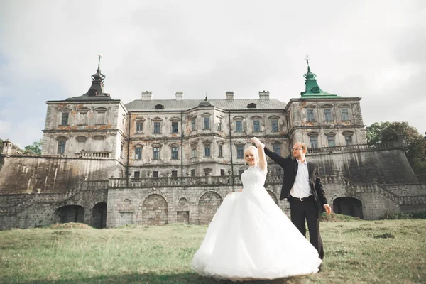 Úžasný šťastný jemný stylový krásný romantický kavkazský pár na pozadí starobylé barokní zámek — Stock fotografie