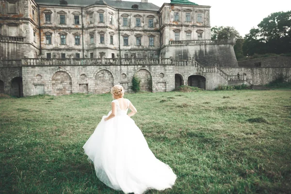 Wunderschöne romantische sanfte stilvolle kaukasische Braut auf dem Hintergrund des alten Barockschlosses — Stockfoto