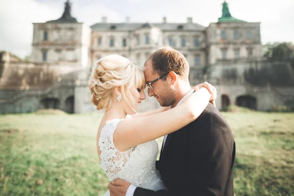 Incrível feliz suave elegante lindo casal caucasiano romântico no fundo antigo castelo barroco — Fotografia de Stock
