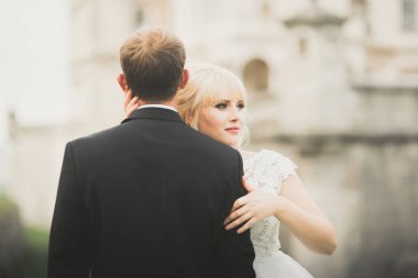 Bahar mevsiminde öpüşen düğün çifti. Yakın plan portre.