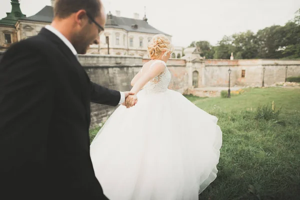 Matrimonio coppia sposa e sposo tenendosi per mano — Foto Stock