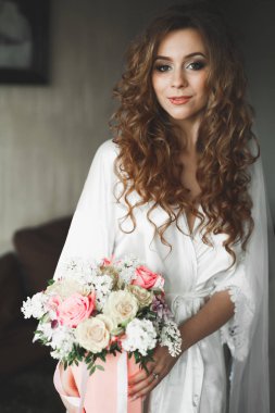 Güzel moda peçe düğün sabah gelinle portresi. Gelinlik.