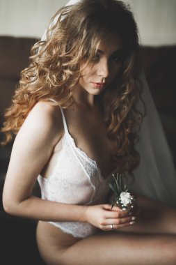 Güzel moda peçe düğün sabah gelinle portresi. Gelinlik.