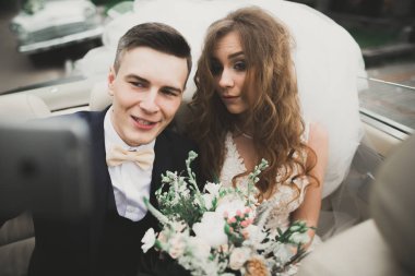 Mutlu gelin ve damat selfie düğünlerinde retro arabaya yapma.
