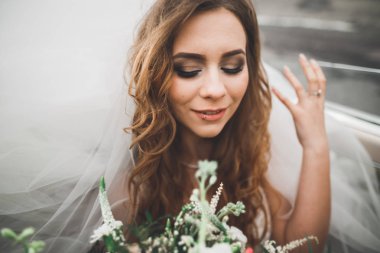 Buket ile güzel bir mutlu gelin portresi