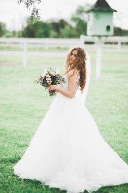 Zarif beyaz elbiseler içinde güzel bir gelin