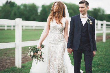 Mutlu gelin ve Damat Düğün töreni sonrası poz