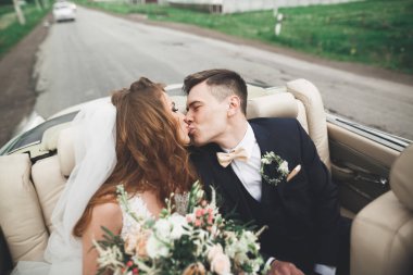 Mutlu yeni çift ile buket düğün portre