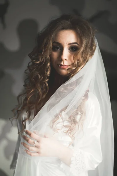 Retrato de bela noiva com véu de moda na manhã do casamento. Vestido de casamento . — Fotografia de Stock