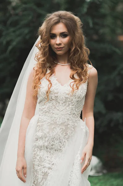 Braut. schöne junge Frau im Park an einem warmen Sommertag — Stockfoto