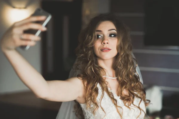 Belle mariée faisant selfie dans la maison avant le mariage — Photo