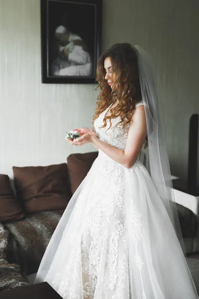 Luxury bride in white dress posing while preparing for the wedding ceremony — Stock Photo, Image