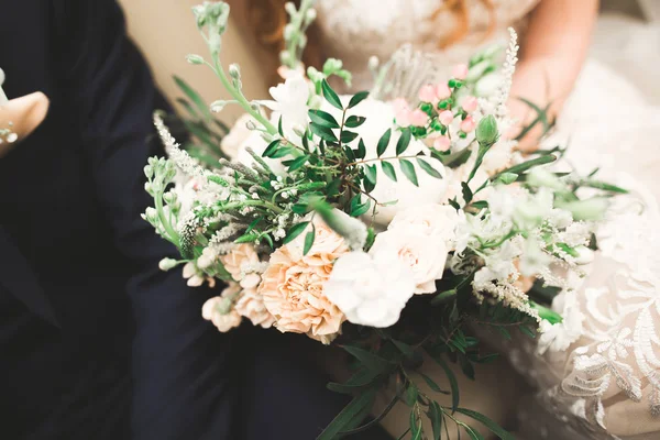 Buquê de casamento de beleza com flores diferentes nas mãos — Fotografia de Stock