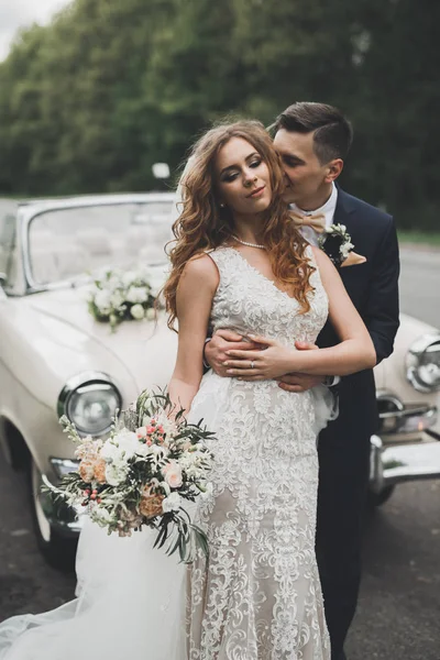 Apenas casal no carro retro de luxo em seu dia do casamento — Fotografia de Stock