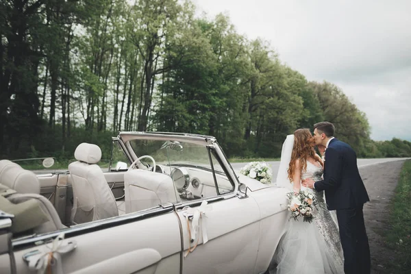 Mariée heureuse et marié posant après la cérémonie de mariage — Photo