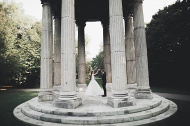 Lüks bir düğün çifti, gelin ve damat lüks şehirde poz veriyor.