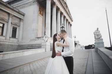 Lüks bir düğün çifti, gelin ve damat lüks şehirde poz veriyor.