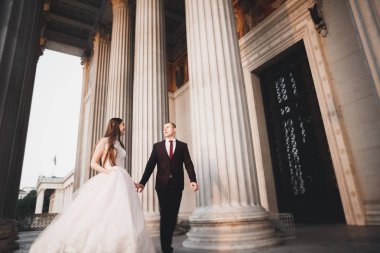 Mükemmel bir çift gelin ve damat düğün günlerinde poz verip öpüşürler.