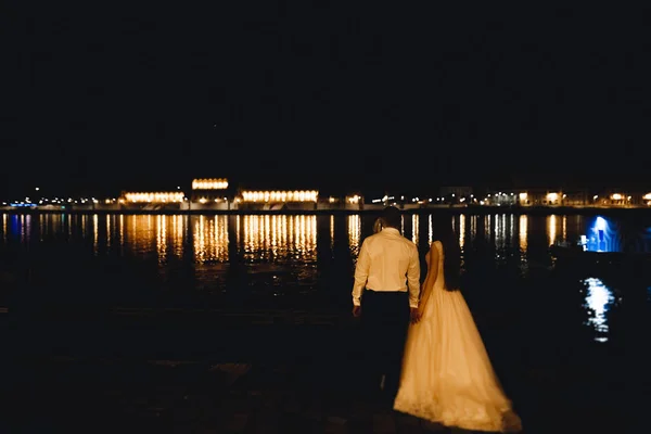 Casal perfeito noiva, noivo posando e beijando em seu dia do casamento — Fotografia de Stock