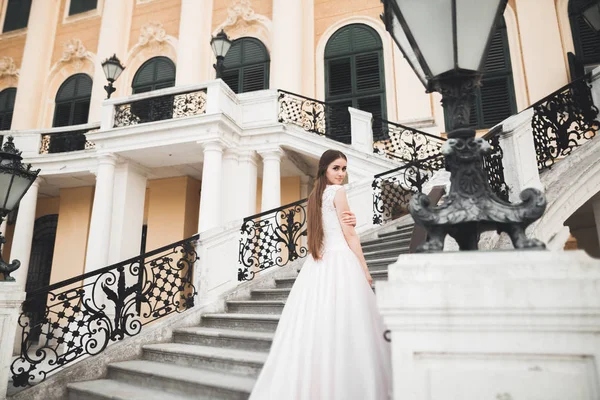 Belle mariée de luxe en robe blanche élégante — Photo