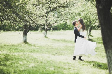 Botanik parkında yürüyen mutlu bir çift.