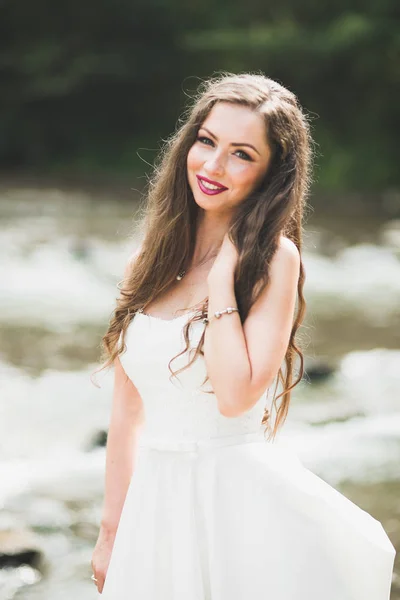 Hermosa novia feliz al aire libre en un bosque con rocas. Boda día perfecto —  Fotos de Stock