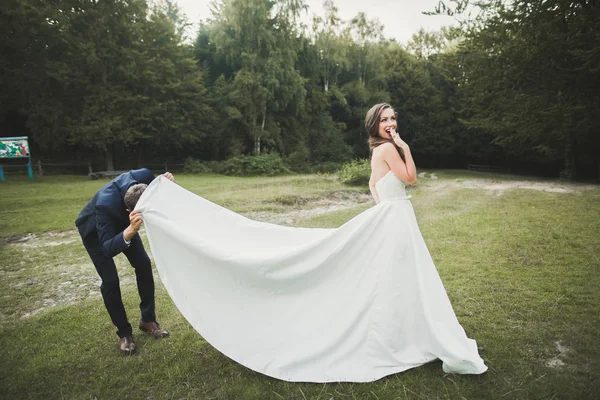 Fiatal esküvői pár a szabadban vicces portré — Stock Fotó