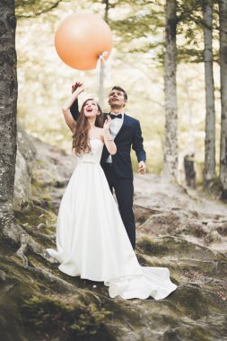 Genç komik mutlu evlilik çift balon ile açık havada